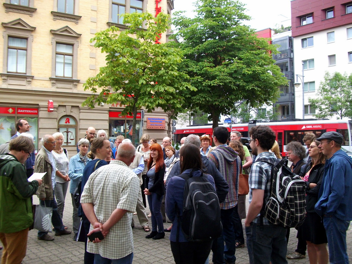 Stadtrundgang Neumarkt - Frau Dr. Thiele vor dem ehemaligen Rathaus